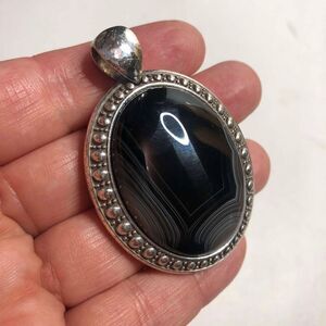 3518 stunning hammered Silvertone Black agate Large statement pendant